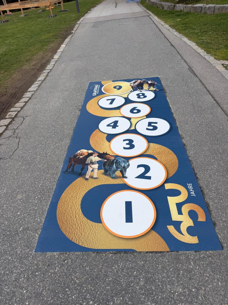 Kinderhüpfspiel auf Asphalt