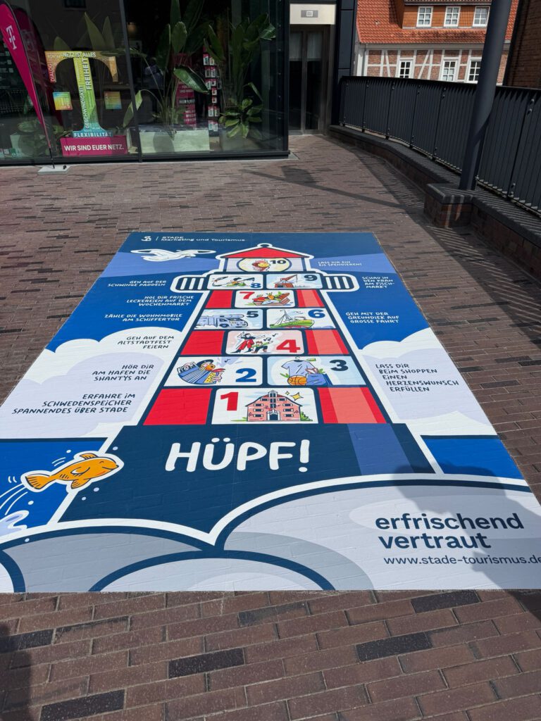 Kinderhüpfspiel in Innenstadt